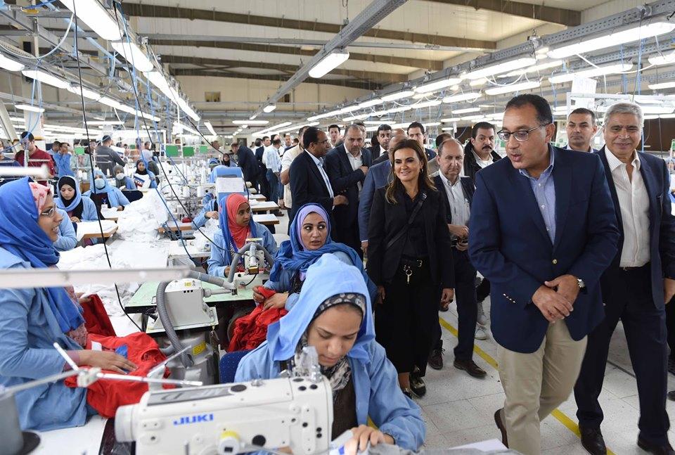 رئيس الوزراء يزور مجمعا لصناعة المنسوجات بالمنيا ترعاه مؤسسة مصر الخير