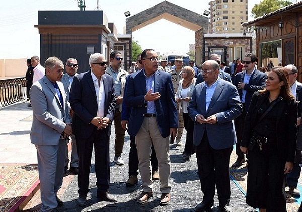 خلال زيارته لمحافظة المنيا.. رئيس الوزراء يتفقد مشروع شارع مصر ويطالب بالاهتمام بالنظافة والصيانة