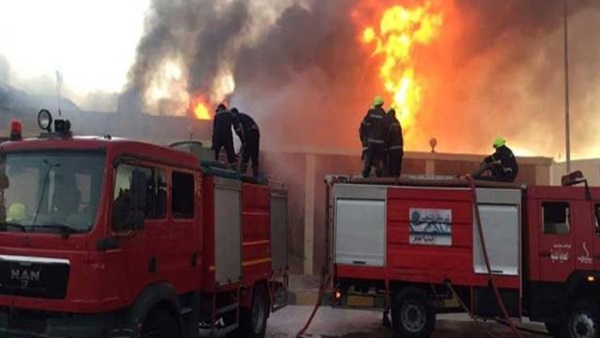 15 سيارة إطفاء تحاول السيطرة على حريق 
