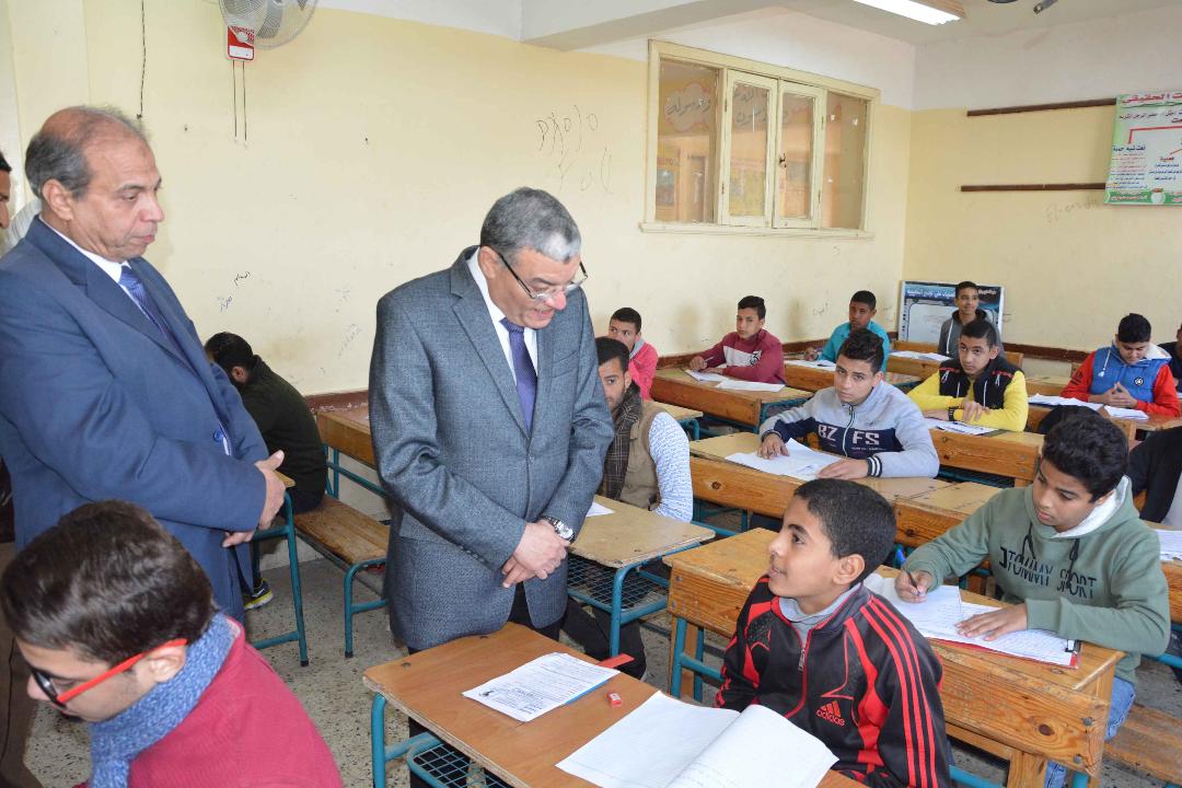محافظ المنيا يتابع انتظام سير الامتحانات بالشهادة الإعدادية والصف الثاني الثانوي