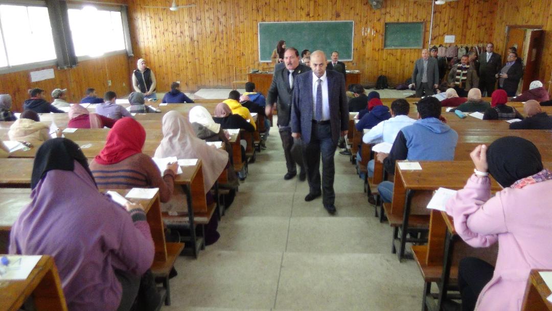 رئيس جامعة المنيا يتفقد الامتحانات ويشدد على حظر دخول الطلاب الحرم الجامعي بـ