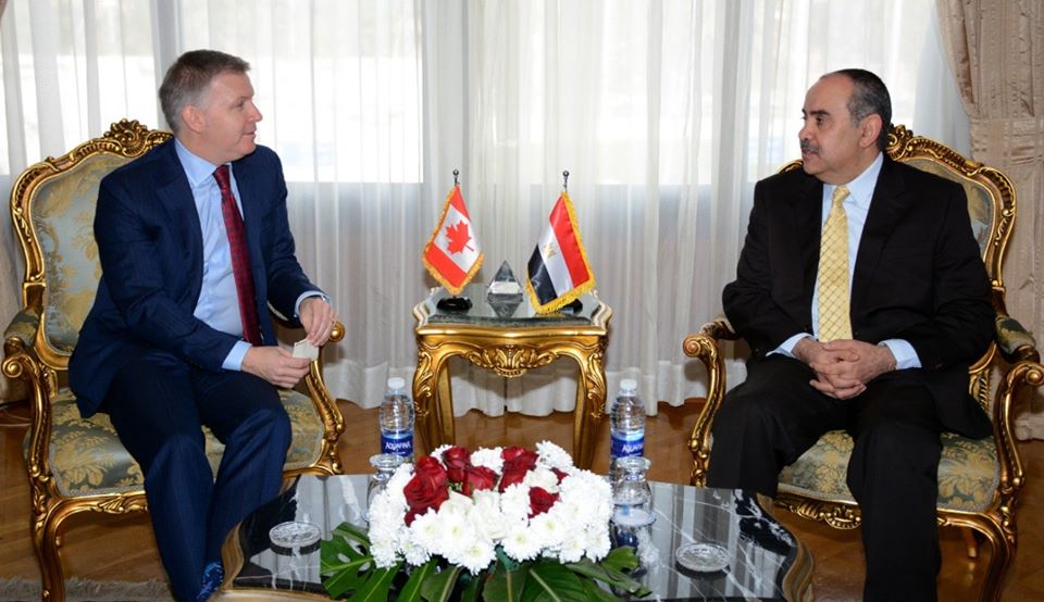 وزير الطيران المدني يبحث مع سفير كندا بالقاهرة سبل تعزيز التعاون