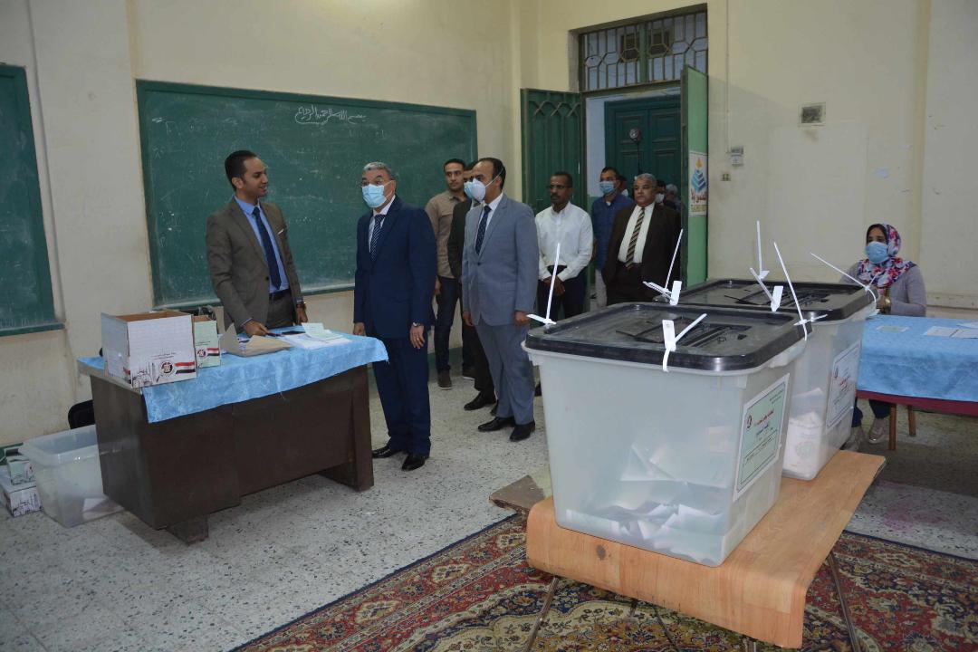 محافظ المنيا، يتابع الحالة العامة بعدد من اللجان الانتخابية، مع غلق الصناديق في اليوم الأول