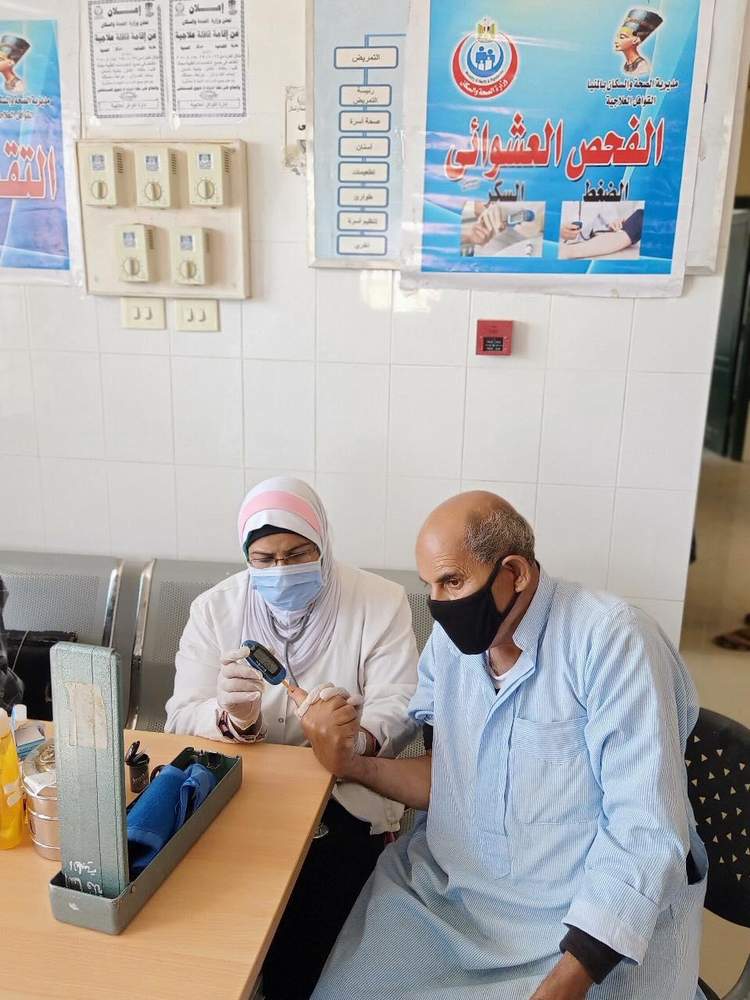 توقيع الكشف الطبي على 1328 مواطنا خلال قافلة بقرية الاقدام بمركز العدوة بالمنيا