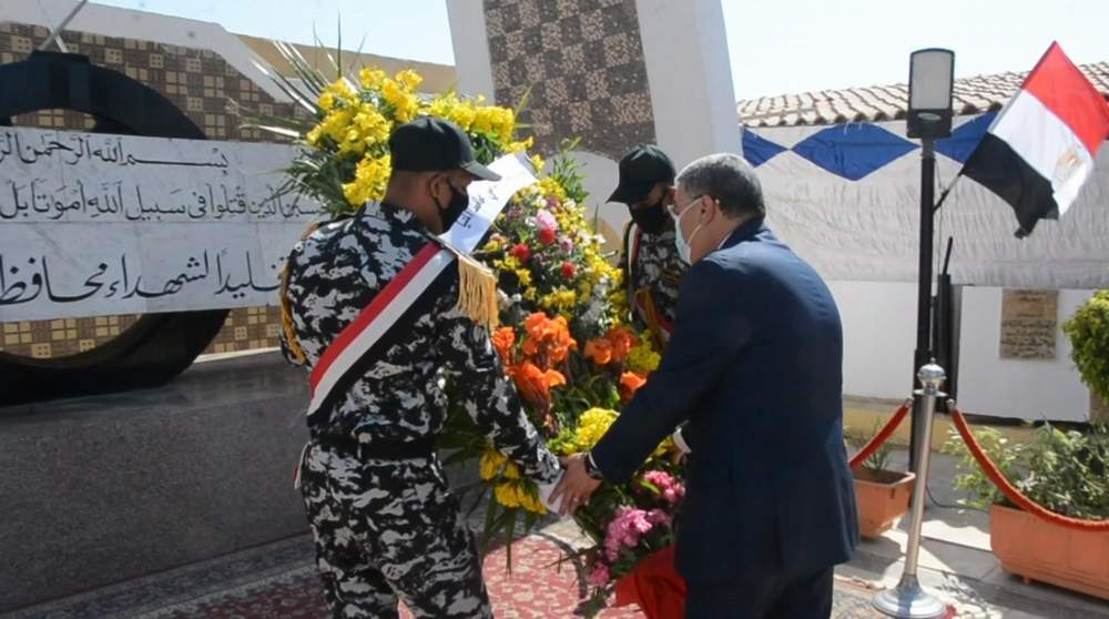 محافظ المنيا يضع إكليلا من الزهور على النصب التذكاري، ويقدم التهنئة لرجال القوات المسلحة بمطار المنيا 