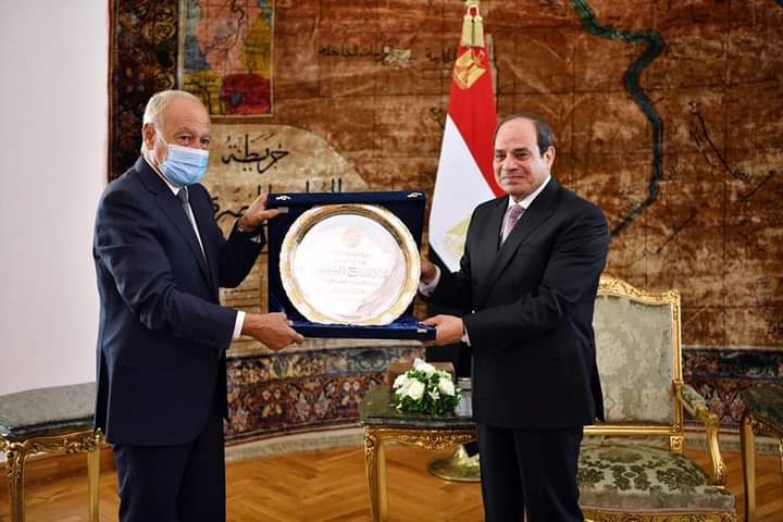 الرئيس السيسي يتسلم درع العمل التنموي العربي ويهديه إلى الشعب المصري