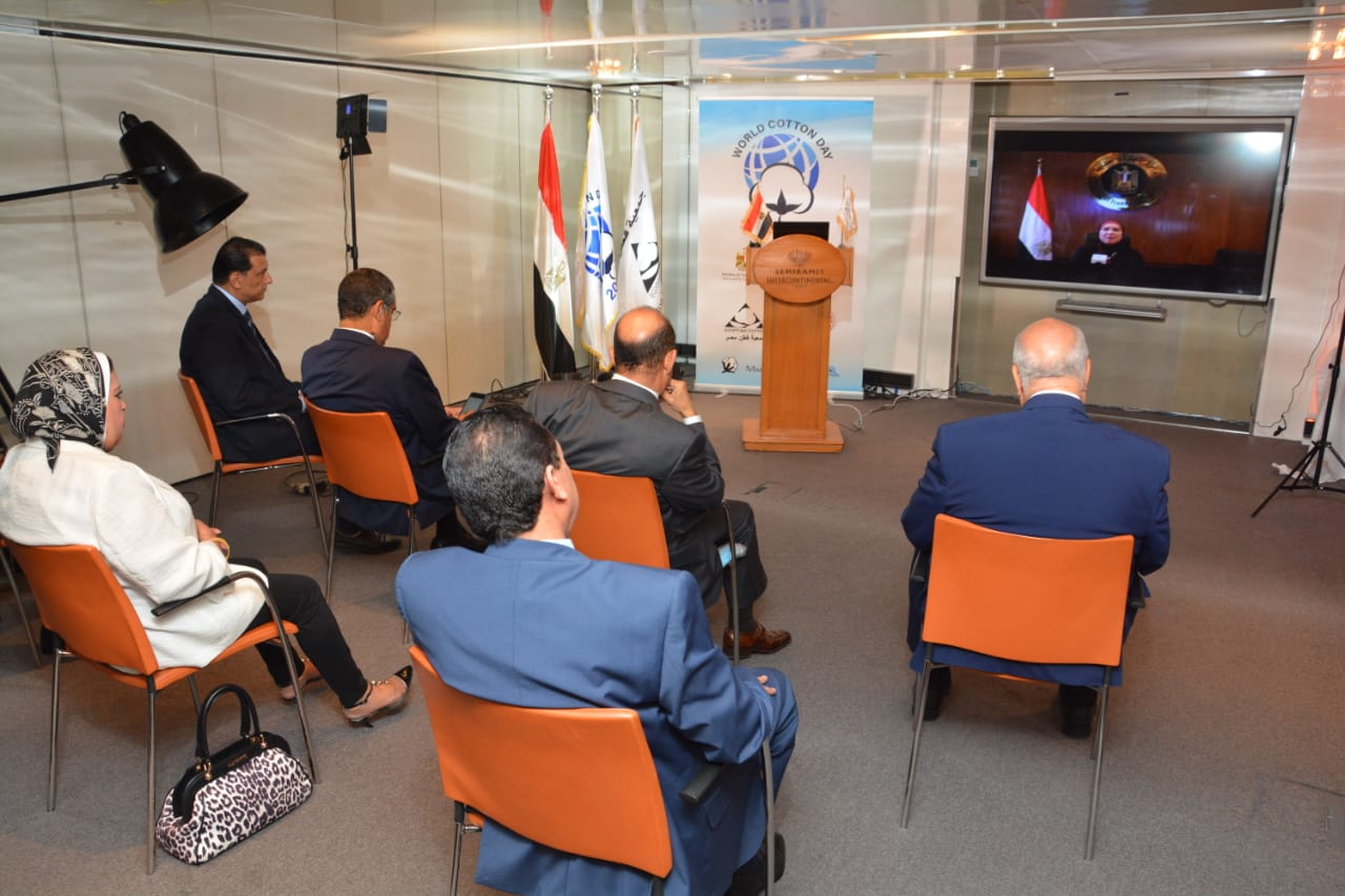 وزيرة الصناعة: مصر تطبق إجراءات صارمة لمنع تقليد القطن المصرى