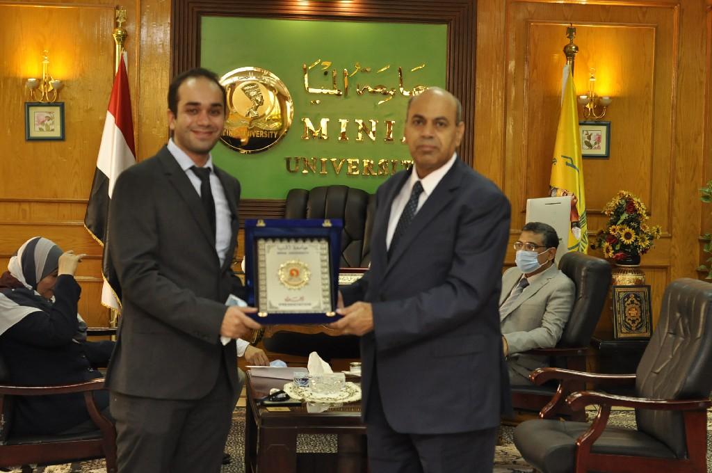 رئيس جامعة المنيا يُكرم الحاصل على جائزة  