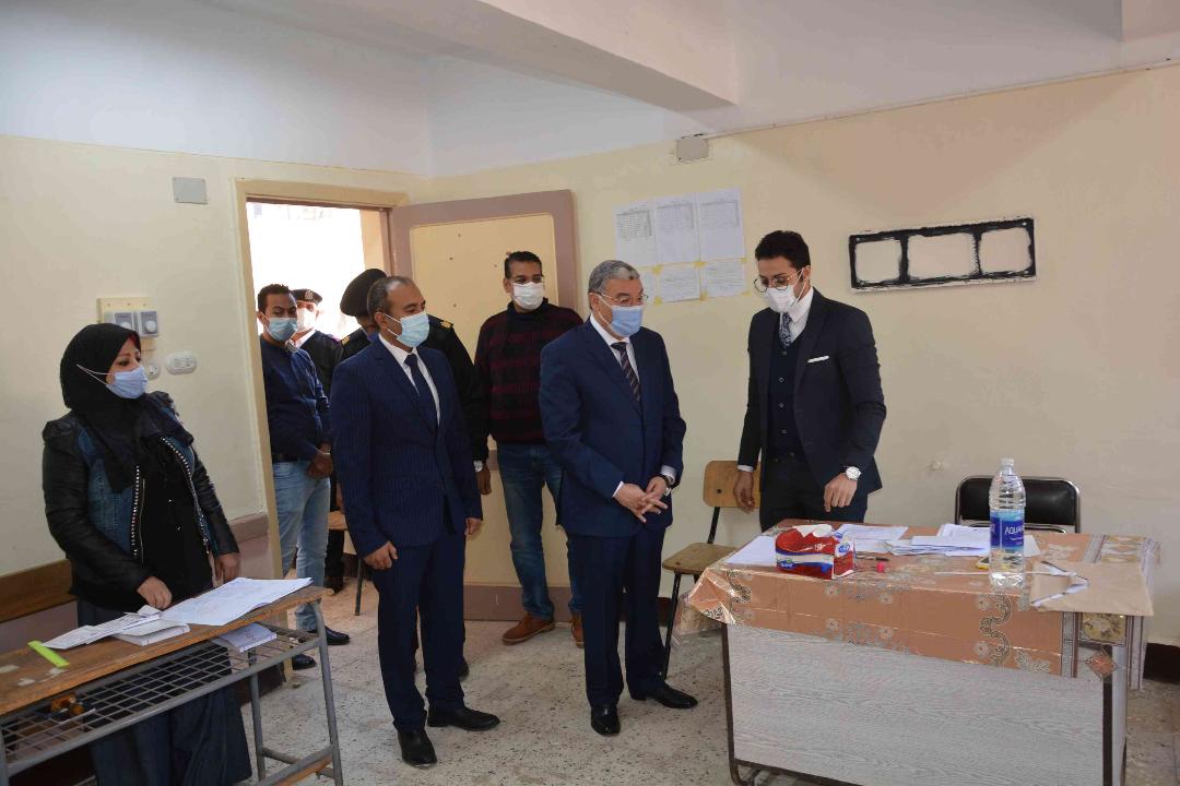 محافظ المنيا يتابع انتظام سير العملية الانتخابية بعدد من اللجان 