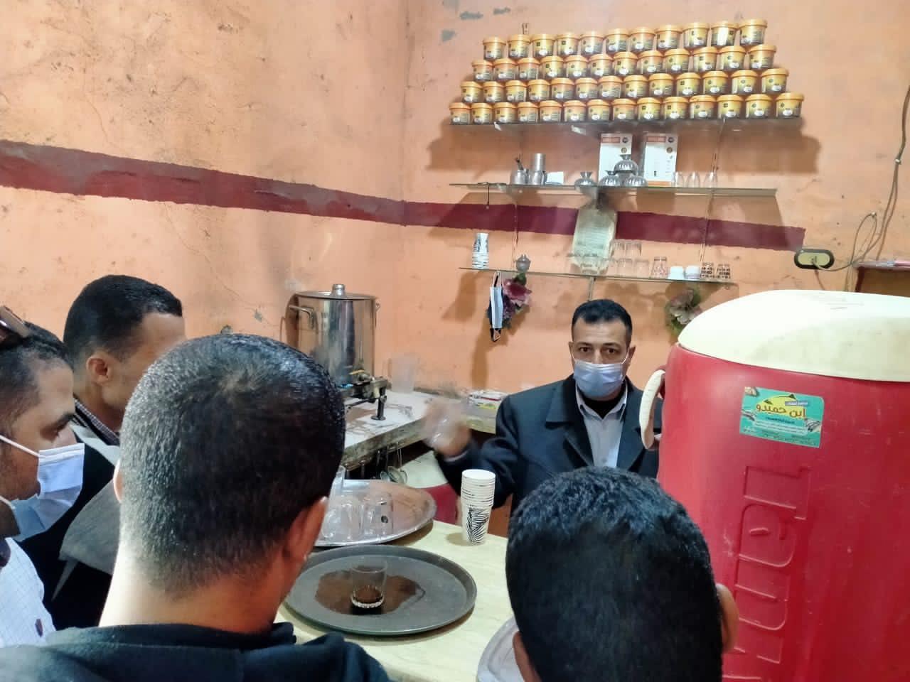 حملات رقابية على المطاعم والمقاهي لمتابعة الإجراءات الوقائية والاحترازية بمراكز المنيا