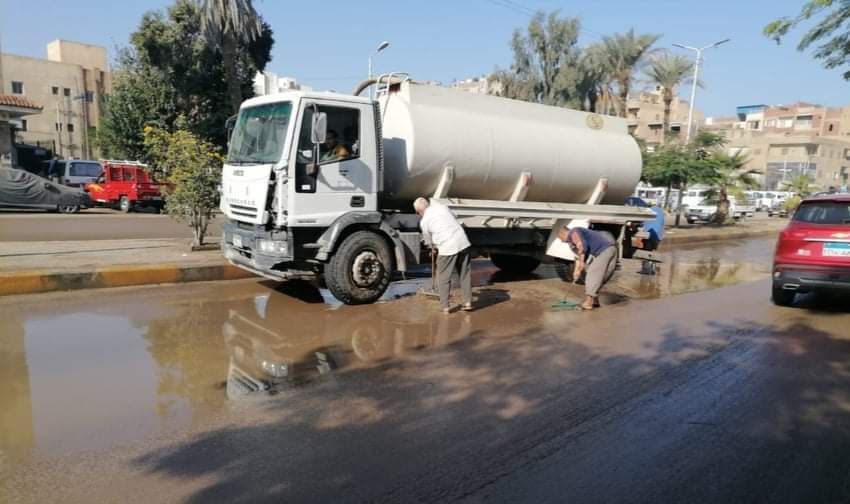 محافظة الجيزة تنشر معداتها للتعامل الفوري مع الأمطار