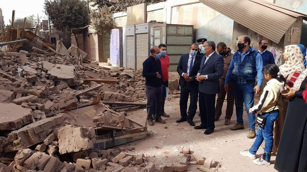 محافظ المنيا، يتفقد موقع انهيار منزل خالي من السكان بحي غرب