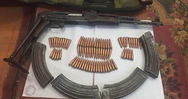 ضبط رشاش وأسلحة نارية وذخائر بحوزة ضابط شرطة سابق