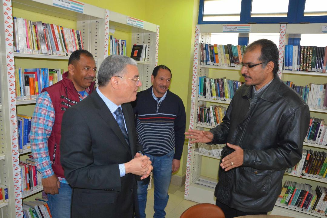 محافظ المنيا يتفقد مكتبة مصر العامة لمتابعة الأنشطة والخدمات 
