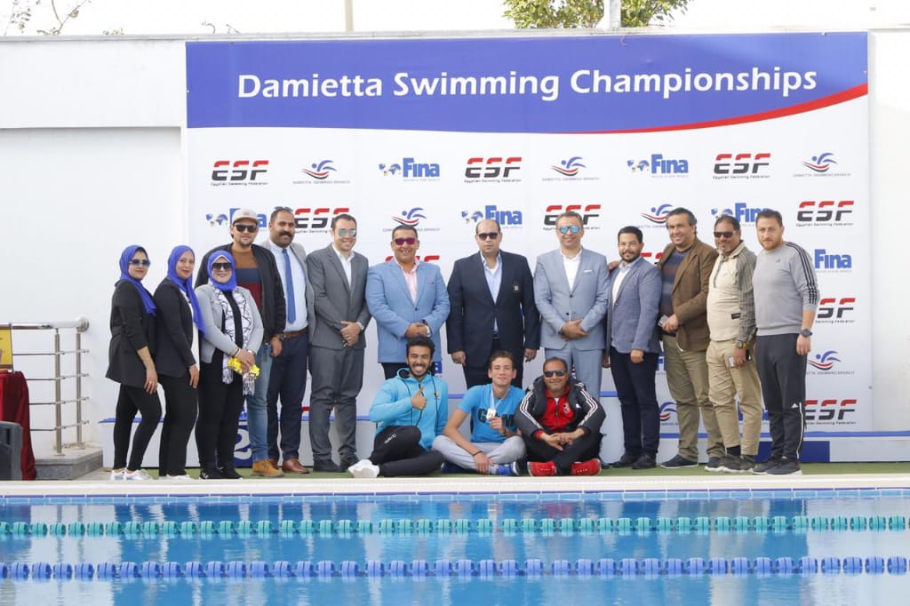 «إدريس والعايدي وصميدة» يقلدون أبطال بطولة دمياط للسباحة الميداليات للفائزين