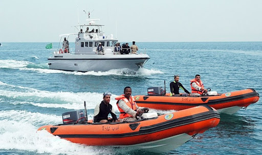 القنصلية العامة في جدة تتابع حادث غرق قارب صيد على متنه ستة صيادين مصريين
