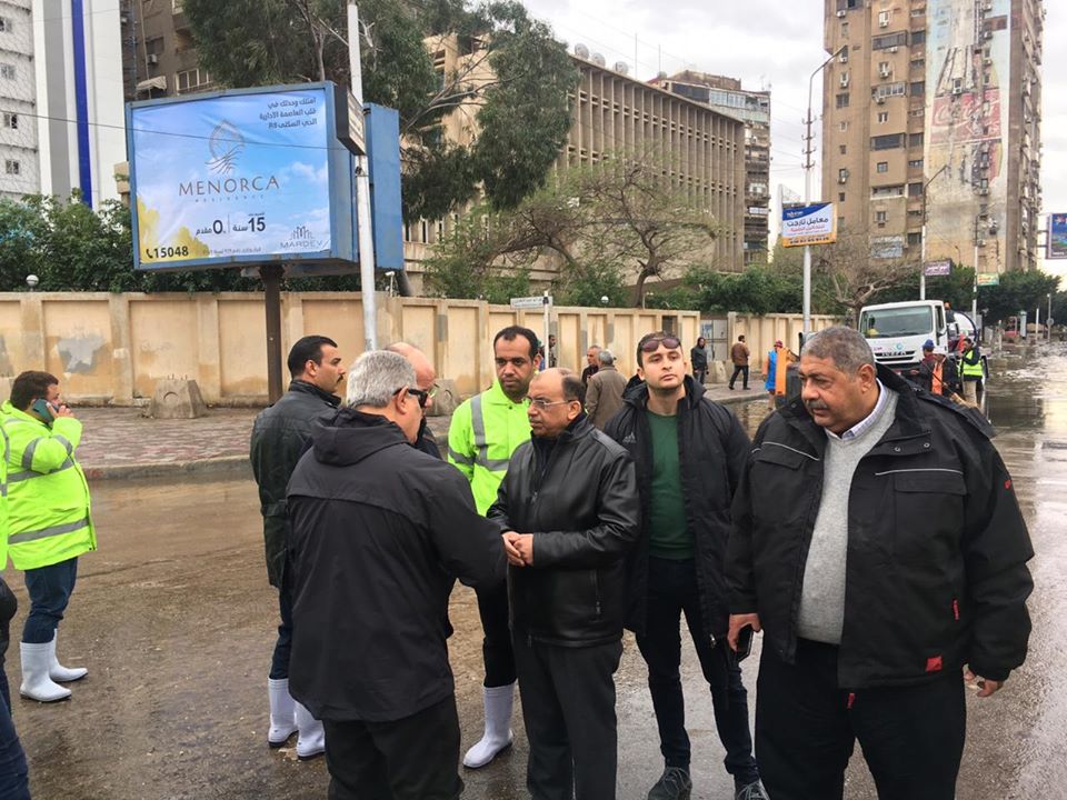 وزير التنمية المحلية ومحافظ القاهرة يتابعان جهود شفط مياه الأمطار من شوارع 