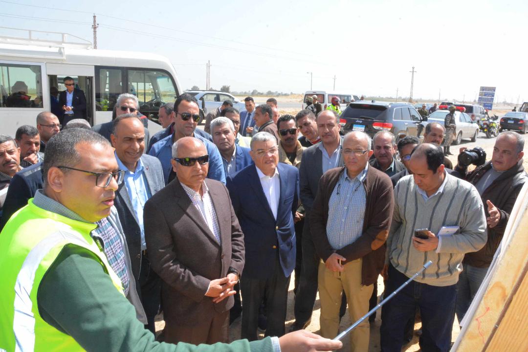 وزير النقل ومحافظ المنيا يتفقدان عدد من المشروعات القومية 
