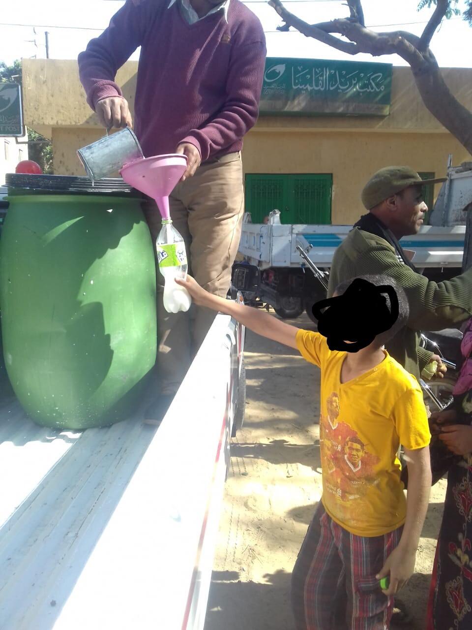 توزيع 30 طن البان مجانا للأسُر الفقيرة بمحافظة قنا