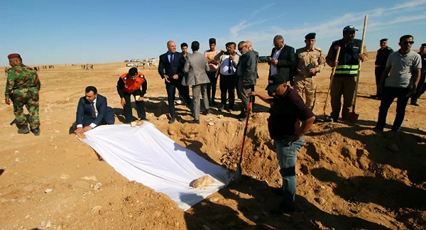 العراق تعثر على مقبرة جماعية تعود لفترة احتلال داعش الإرهابي للأنبار