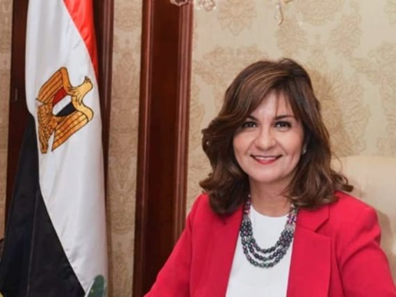نبيلة مكرم تتلقى تقريرًا عن جهود المصريين مع العالقين ضمن مبادرة 
