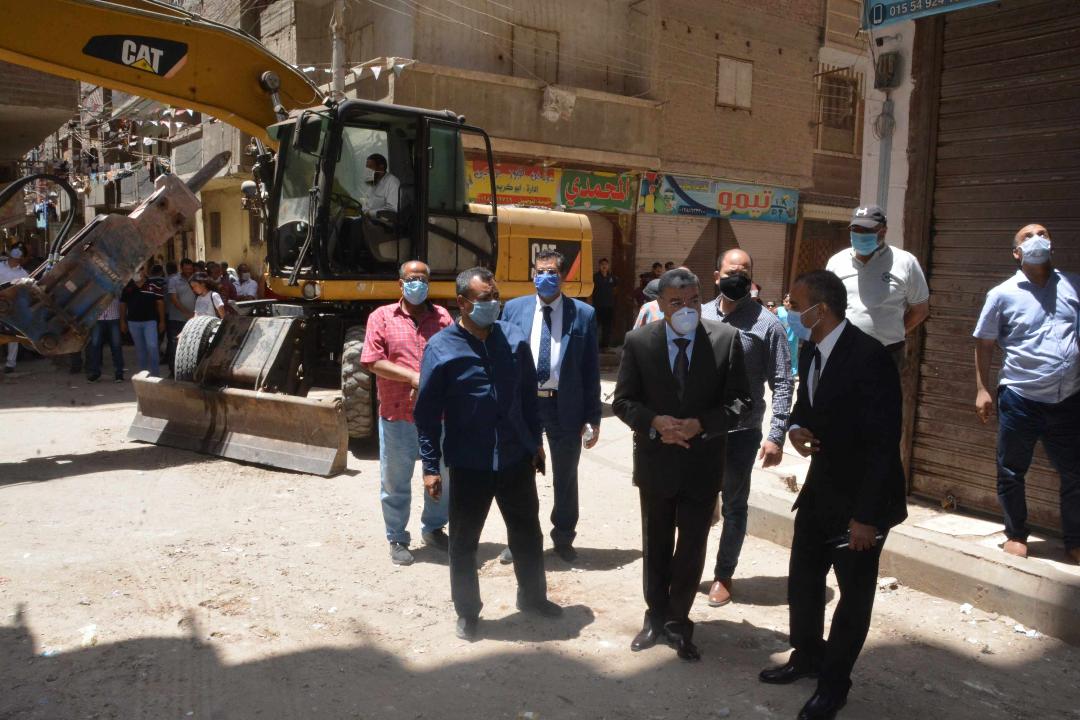 محافظ المنيا يتابع إزالة برج مخالف بحي غرب ويوجه بتشكيل لجنة لمراجعة أعمال الإدارة الهندسية