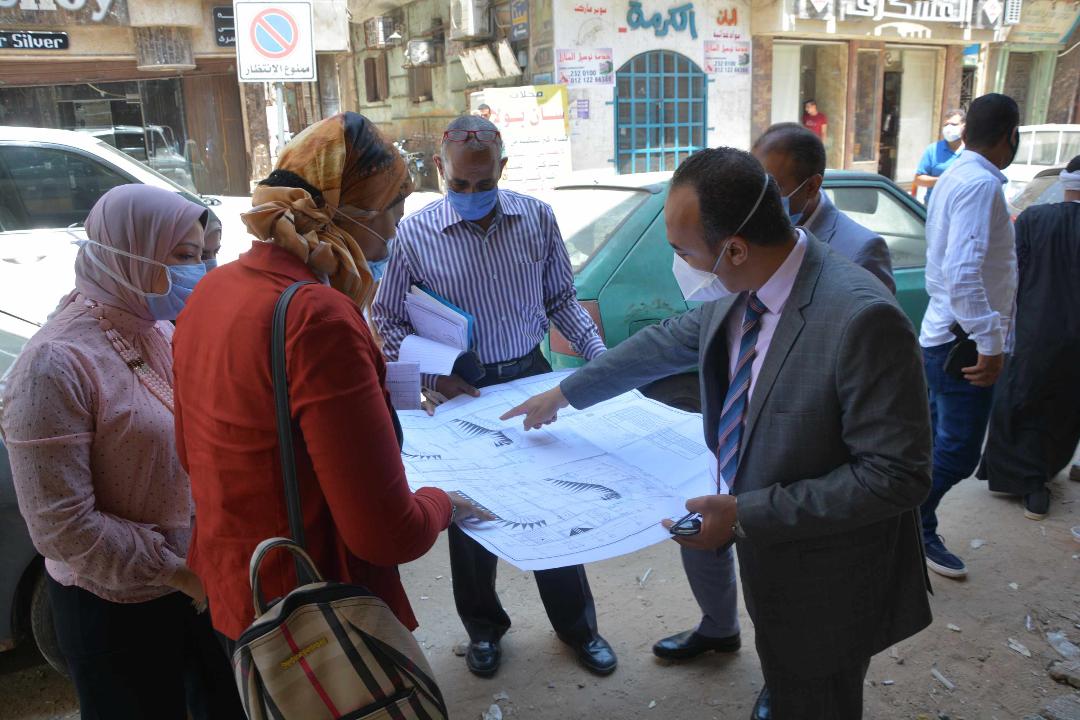 نائب محافظ المنيا يراجع تراخيص البناء بمنطقتي دماريس وحي وسط 