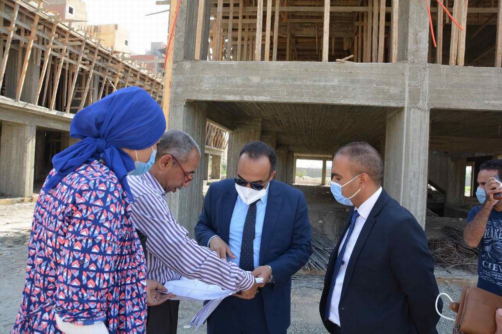 نائب محافظ المنيا يراجع تراخيص البناء بمنطقة شلبي ويعقد اجتماعا مع رؤساء القرى
