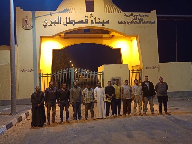 الخارجية تنجح في إنهاء أزمة 12 سائقاً مصرياً بعد احتجازهم في السودان