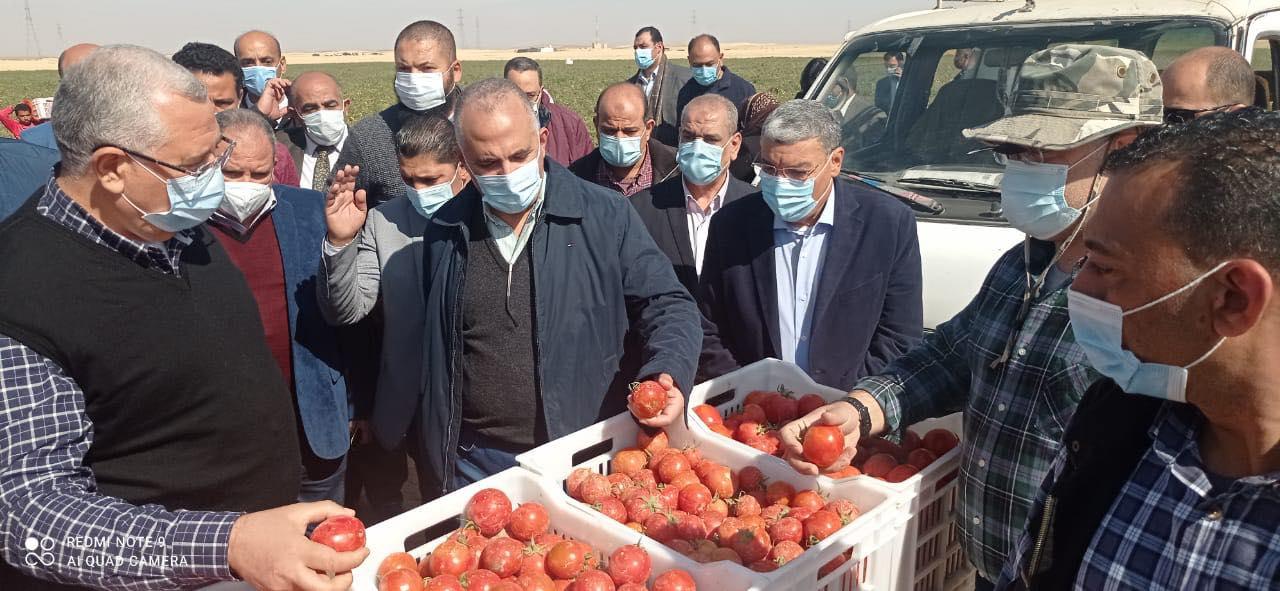  وزير الزراعة من المنيا : إضافة 600 الف فدان للرقعة الزراعية ونقول للفلاح المصري 