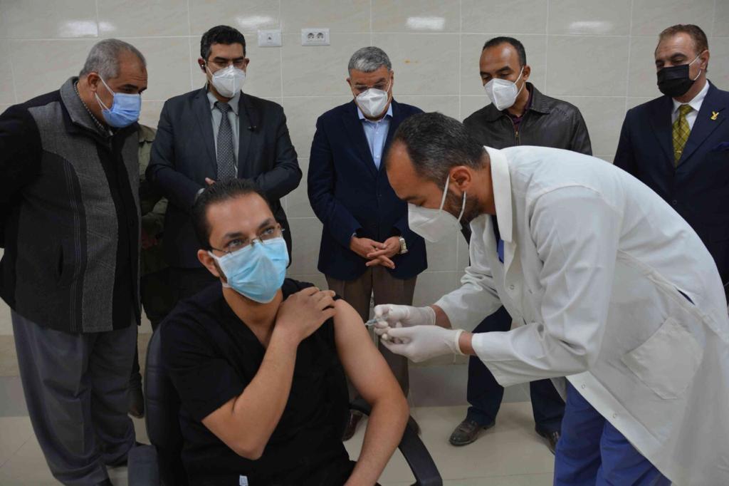  بحضور المحافظ بدء تطعيم الأطقم الطبية بلقاح فيروس كورونا المستجد بمستشفى عزل ملوى بالمنيا