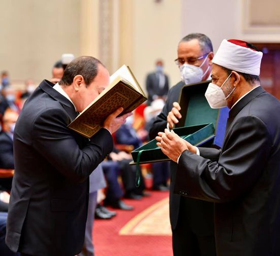 الإمام الأكبر يهدي الرئيس السيسي نسخة فريدة من المصحف الشريف