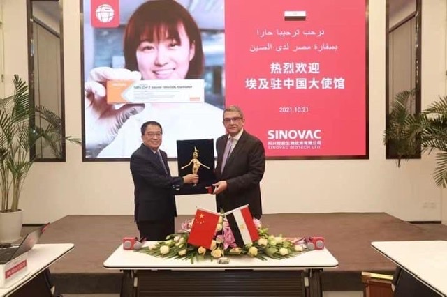 سفير مصر في الصين يبحث مع مؤسس سينوفاك توطين صناعة اللقاحات في مصر