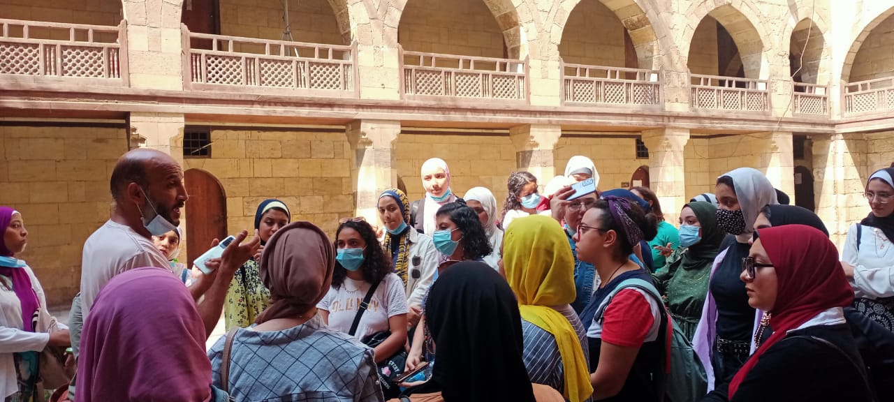 طلاب الجامعات في زيارة للآثار الإسلامية في أحضان مصر القديمة  - صور 