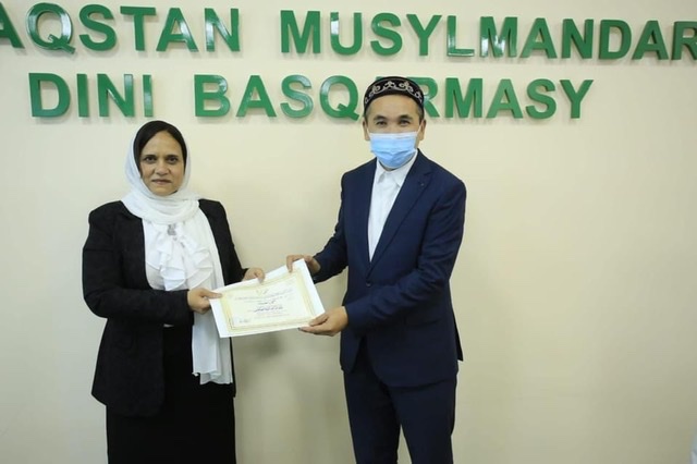 سفيرة مصر في كازاخستان تشارك في تسليم الشهادات الأكاديمية للأزهر الشريف 