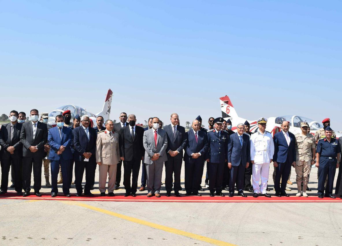 محافظ المنيا يقدم التهنئة لرجال القوات المسلحة بمطار المنيا 