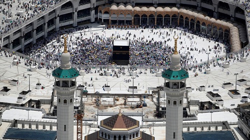السعودية تمنح تصاريح أداء العمرة والصلاة في الحرمين لفئات محددة

