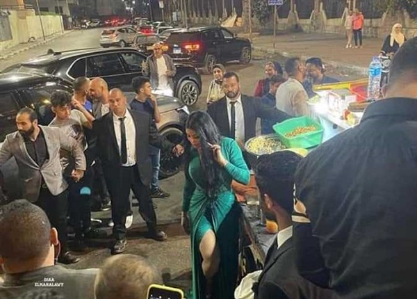 هيفاء وهبي على عربة الترمس بفستان سواريه في بورسعيد
