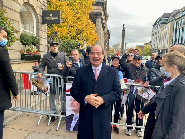 بالصور.. الرئيس السيسى يتوقف أمام مقر إقامته بأسكتلندا لتحية أبناء الجالية المصرية
