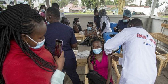 جون أفريك: عوامل القلق من كوڤيد-19 في إفريقيا لاتزال عالية وتطعيم 6% فقط من سكان القارة