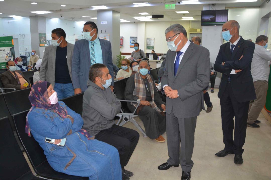 محافظ المنيا يشدد على منع دخول المواطنين إلى المنشآت الحكومية بدون كارت تطعيم 