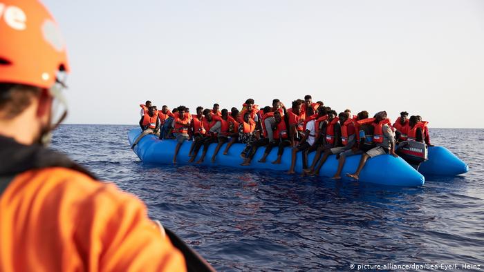 السلطات الفرنسية تنقذ 138 مهاجرا أثناء محاولتهم العبور إلى إنجلترا

