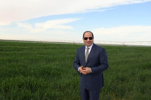 بالصور.. السيسي يتفقد مشروعات استصلاح الاراضي الزراعية ومزارع القمح والنخيل بمنطقة توشكي 