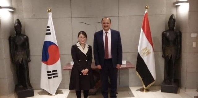 لقاء السفير المصري لدى كوريا الجنوبية برئيسة معهد اللغة المصرية القديمة الهيروغليفية في سول