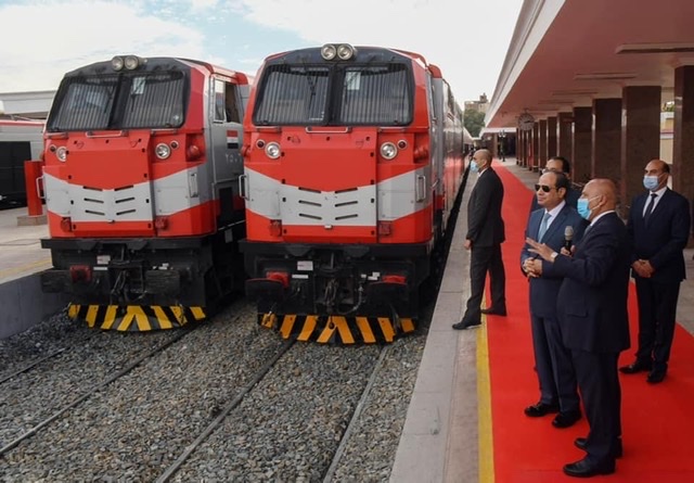 بالصور.. الرئيس السيسي يتفقد وحدات القطارات الجديدة في محطة أسوان