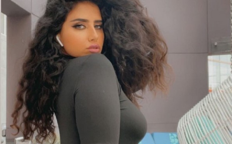 عارضة أزياء من أصل سعودي: أنا هرمون السعادة .. شيء لا يتكرر في التاريخ 