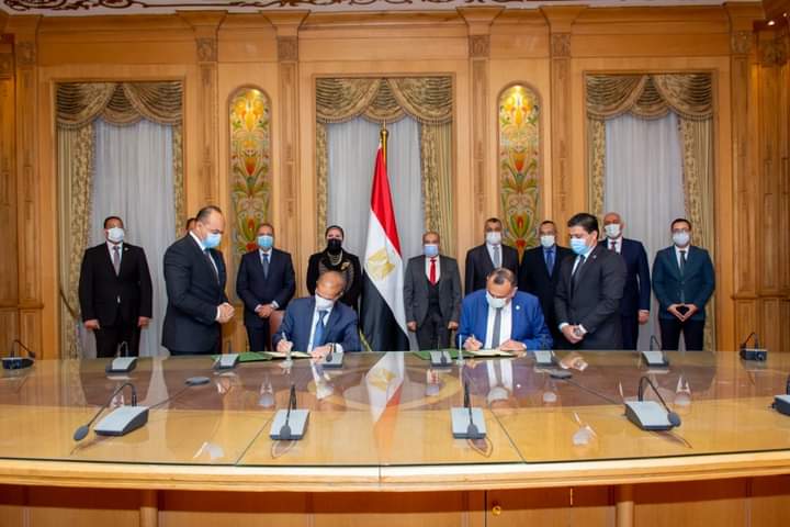 وزيرا الإنتاج الحربي والتجارة والصناعة يشهدان توقيع اتفاقية لتصنيع الأوتوبيسات الكهربائية