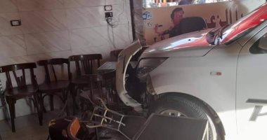 سيارة تقتحم مقهى وتصيب مواطنا في العاشر من رمضان 
