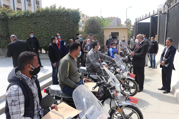 المحرصاوي يسلم الطلاب أصحاب الهمم بجامعة الأزهر دراجات بخارية
