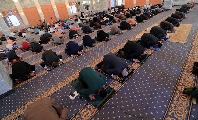 شروط وضوابط الأوقاف لصلاة التراويح في رمضان: منع الاعتكاف وموائد الإفطار